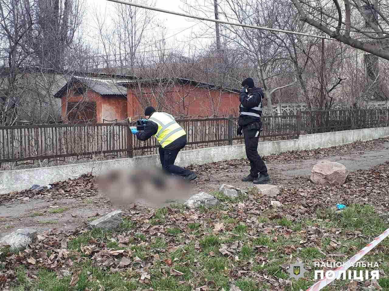 В військовій формі: на Одещині знайшли труп чоловіка на вулиці (ФОТО)