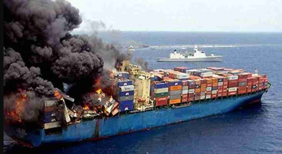 В Японському морі згоріло російське транспортне судно, яке прямувало до Владивостока (ФОТО)