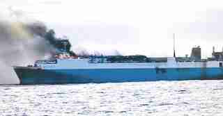 В Японському морі згоріло російське транспортне судно, яке прямувало до Владивостока (ФОТО)