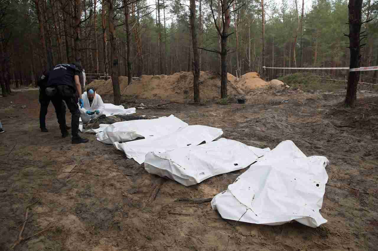Вбиті окупантами чотири покоління: знайдено поховання цілої сім'ї з маленькими дітьми (ФОТО)