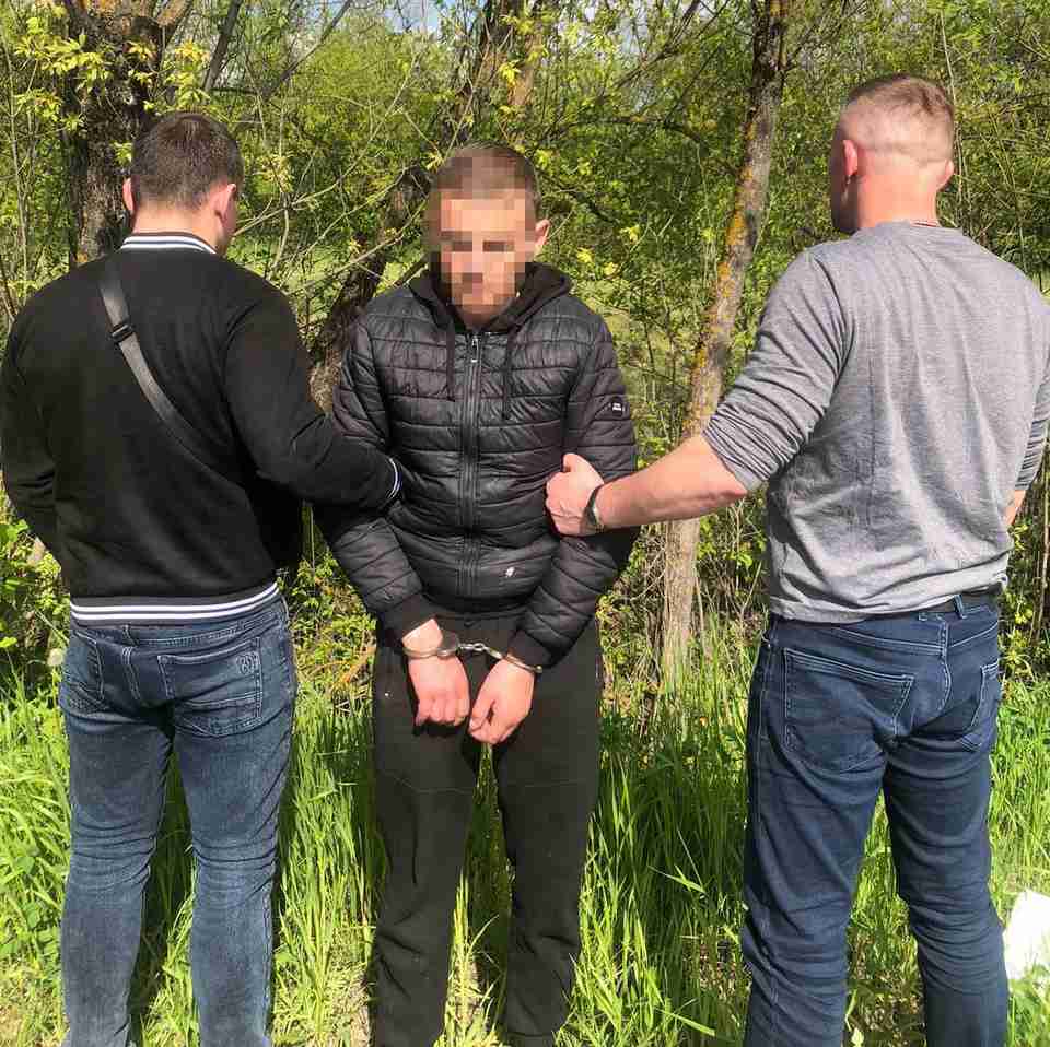 Вбив і закопав на городі: на Львівщині за жорстоке вбивство затримали молодика (ФОТО)