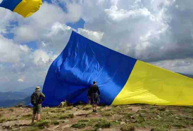 Вчителі з Маріуполя підняли прапор України на Говерлі та встановили новий рекорд (ФОТО)