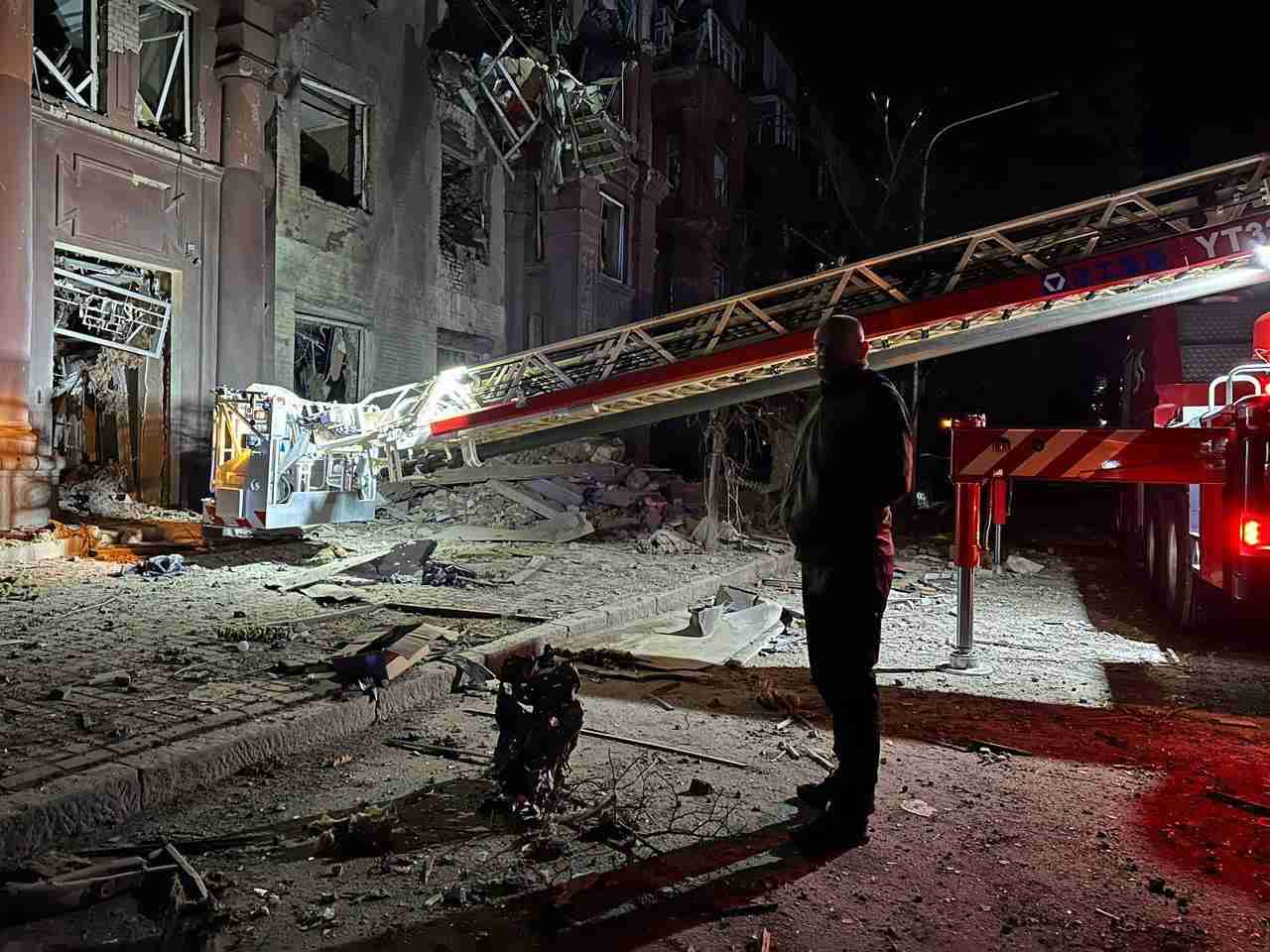 Вдарили ракетами по багатоповерхівці: наслідки нічної атаки в Запоріжжі (ФОТО)