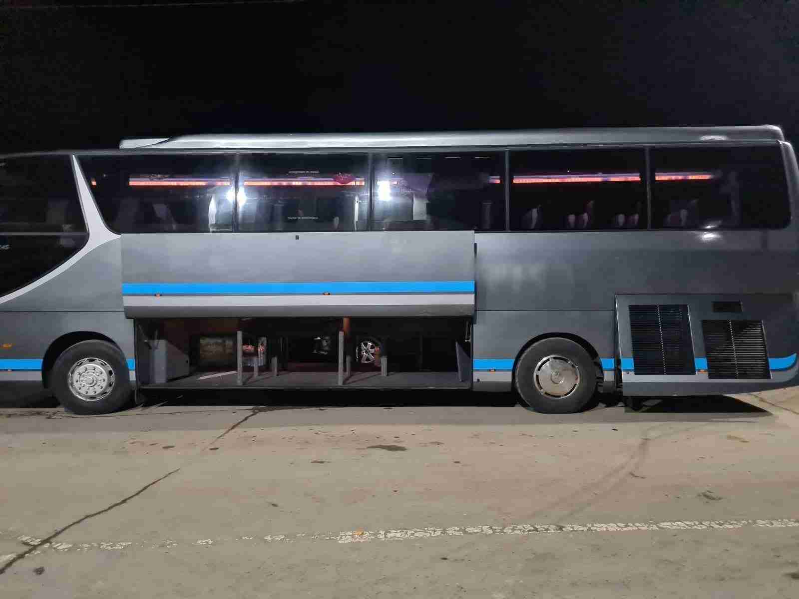 Велика нічна розпаковка: прикордонники затримали групу туристів через контрабанду в автобусі (ФОТО)