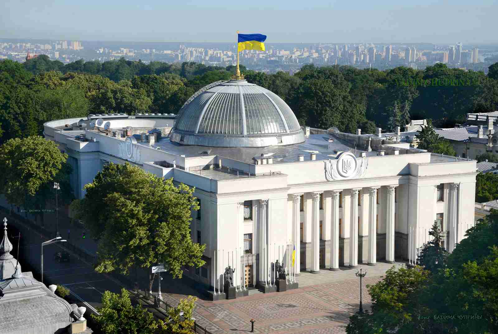 Верховна Рада перевірить народних депутатів, які виїхали за межі України