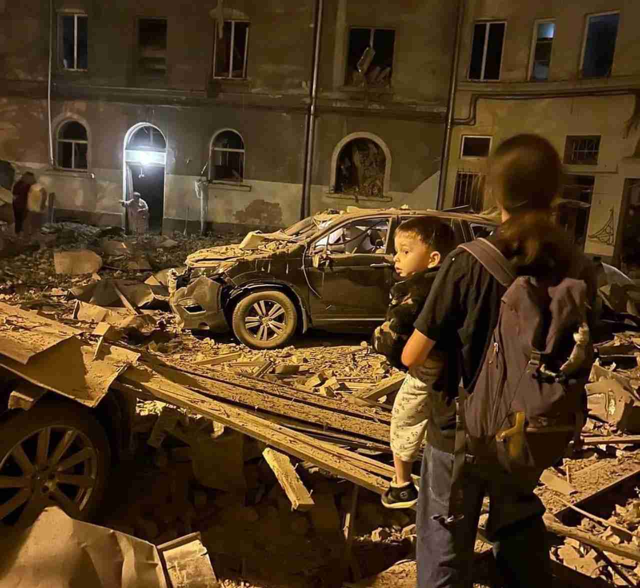 «Вибило вікна, заклинило двері»: батько п'ятьох дітей розповів про перші хвилини після вибуху у Львові