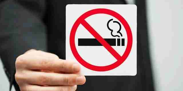 Від сьогодні по всій території України заборонено курити в громадських місцях