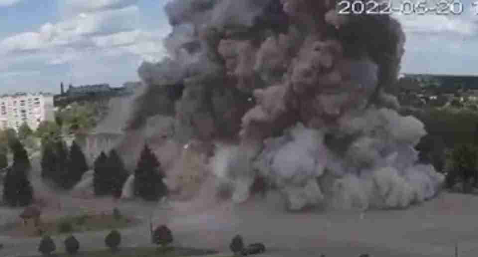 Відео моменту ракетного удару по будинку культури на Харківщині