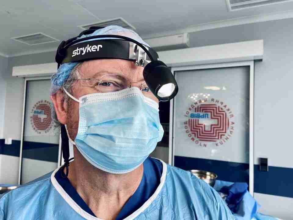 Відомий трансплантолог у грудях якого б’ється донорське серце, пересадив нирку у Львові (ФОТО)