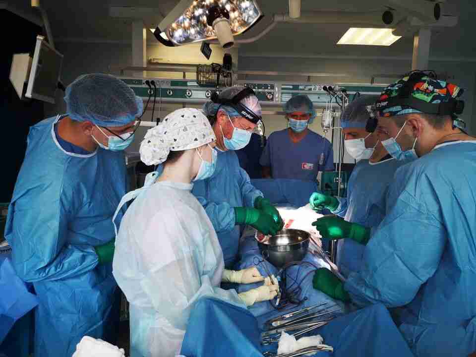 Відомий трансплантолог у грудях якого б’ється донорське серце, пересадив нирку у Львові (ФОТО)