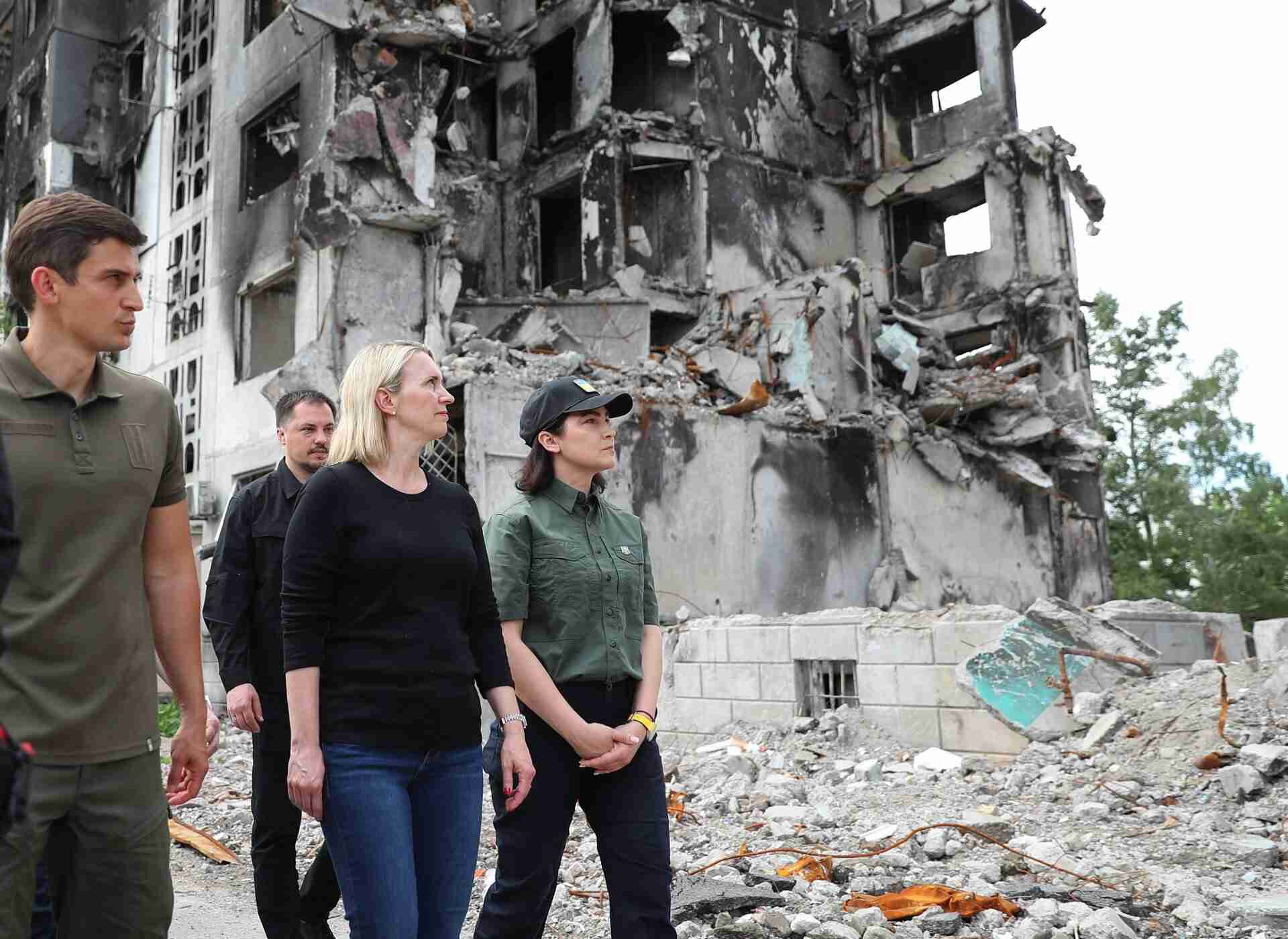 «Відповідальні за воєнні злочини повинні постати перед судом»:візит пані посол США до Бородянки (фото)