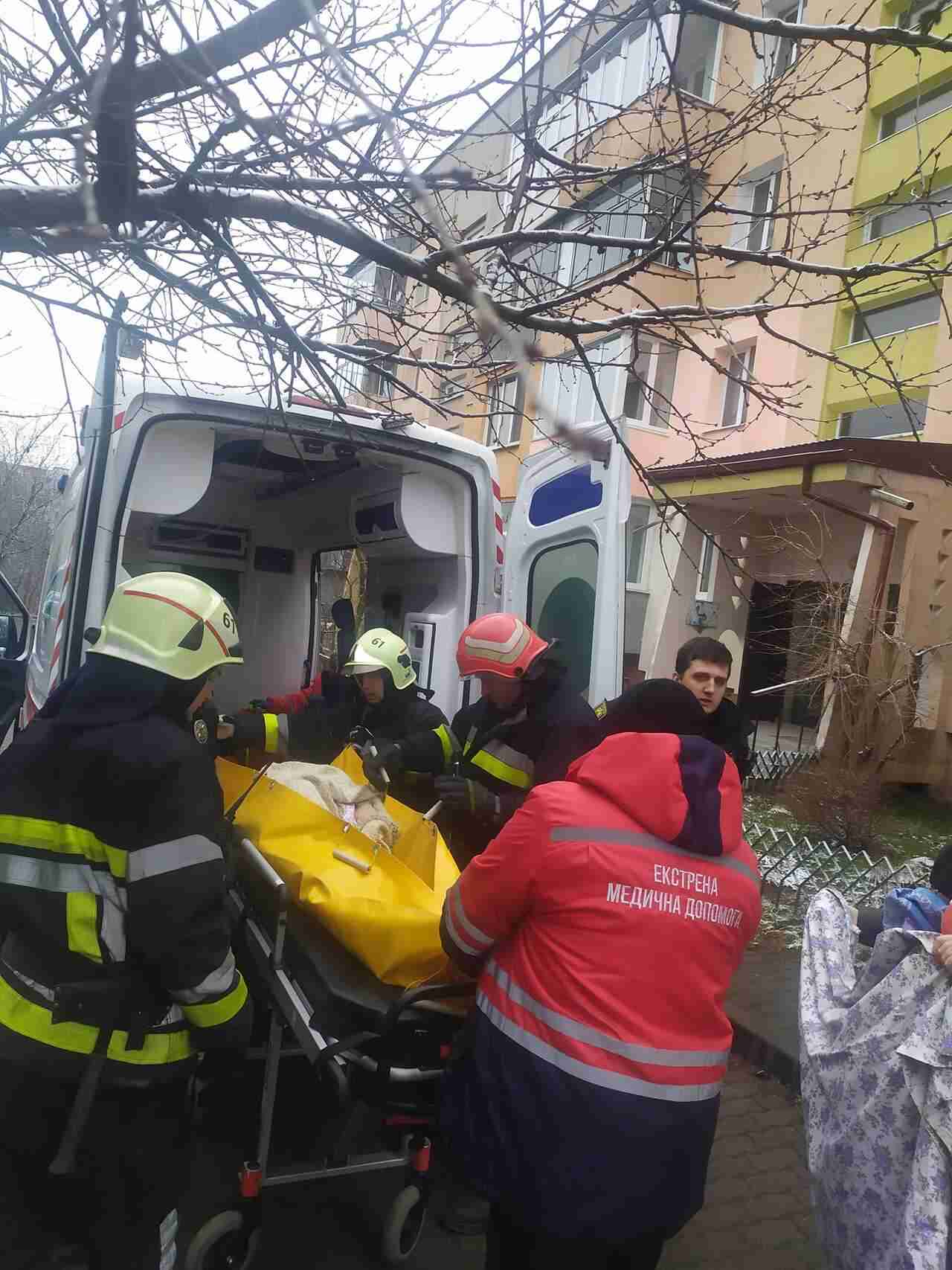 Виламали двері рятувальники: біля Львова у квартирі застрягла жінка, бо їй стало зле (ФОТО)