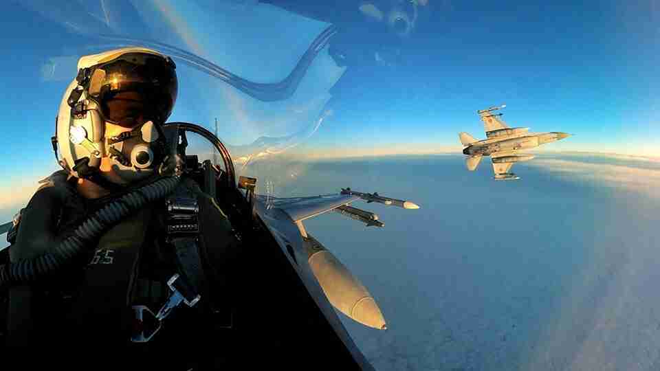 Винищувачі F-16 перехопили російські літаки на території НАТО (ФОТО)
