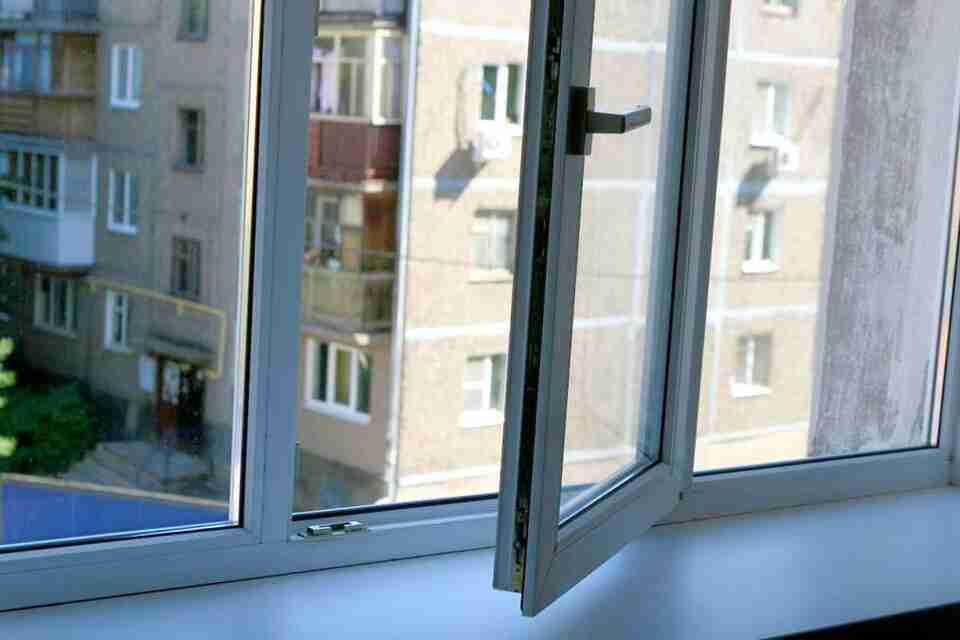 Випав з вікна: в Польщі трагічно загинула 6-річна дитина з України