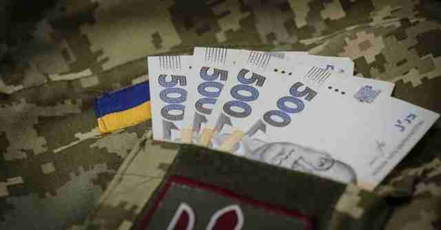 Виплати захисникам: хто із військових зараз отримує 100 тисяч гривень