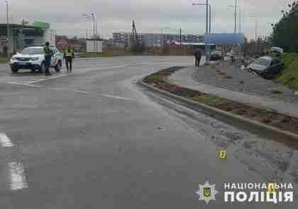 Виїхав за межі проїзної частини: біля Львова сталася ДТП з травмованими (ФОТО)