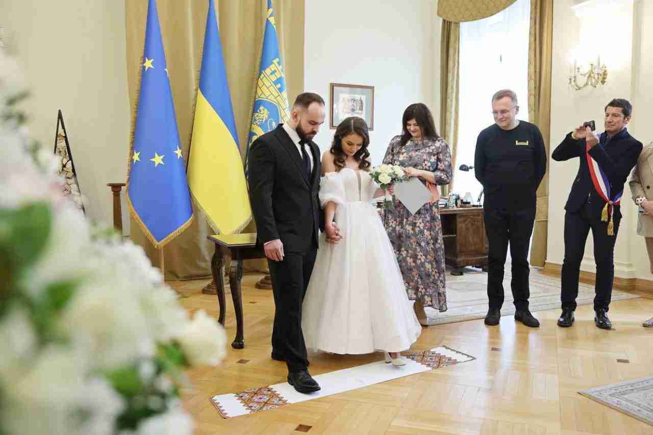 Військовий зі своєю нареченою одружилися в кабінеті мера Львова (ФОТО)