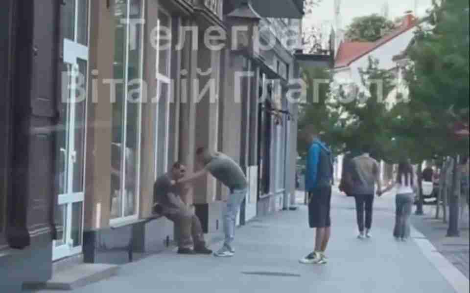 Військовий зірвав шеврони з п'яного бійця в Ужгороді
