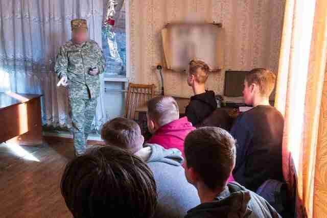 Військовослужбовці ЗСУ провели курси з мінної безпеки для школярів (ФОТО)