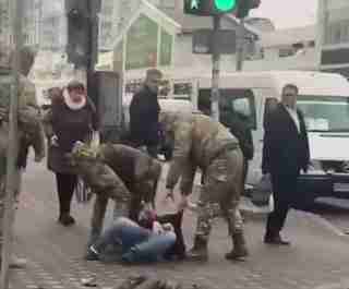 Військовослужбовців, які потрапили на резонансне відео із затриманням чоловіка для вручення повістки, покарали (ВІДЕО)