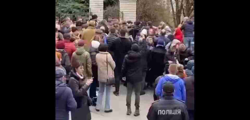Влада Хмельницького відреагувала на інцидент з УПЦМП: під храмом зібралися люди (ФОТО)