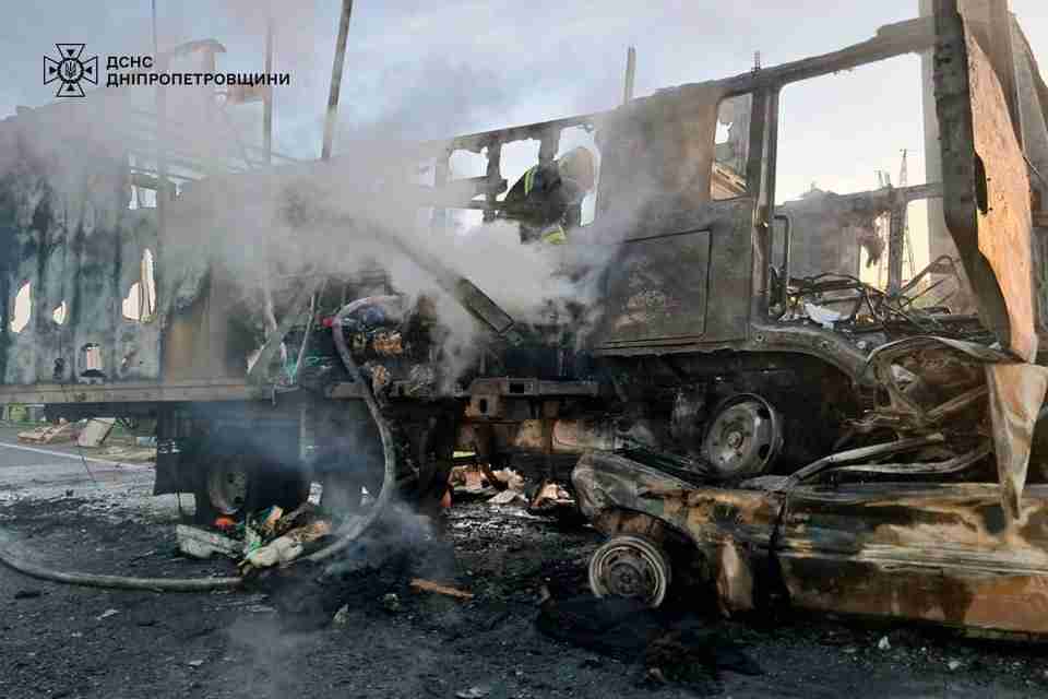 Внаслідок жахливої ДТП сталося загоряння: на Дніпропетровщині у легковику згоріли двоє людей (ФОТО)