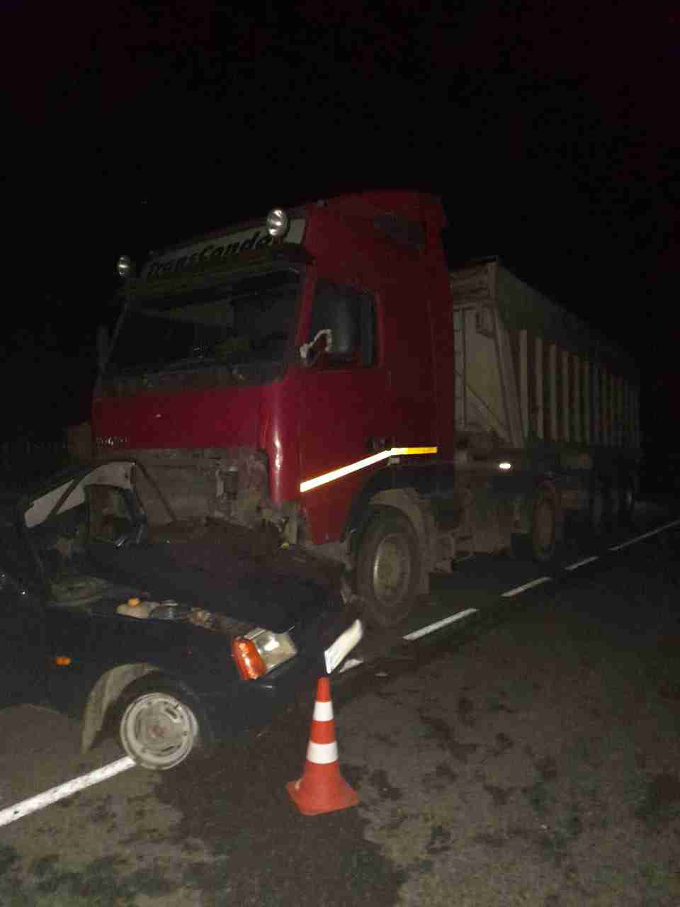Вночі на Львівщині легковик зіткнувся з вантажівкою: є постраждалі (ФОТО)