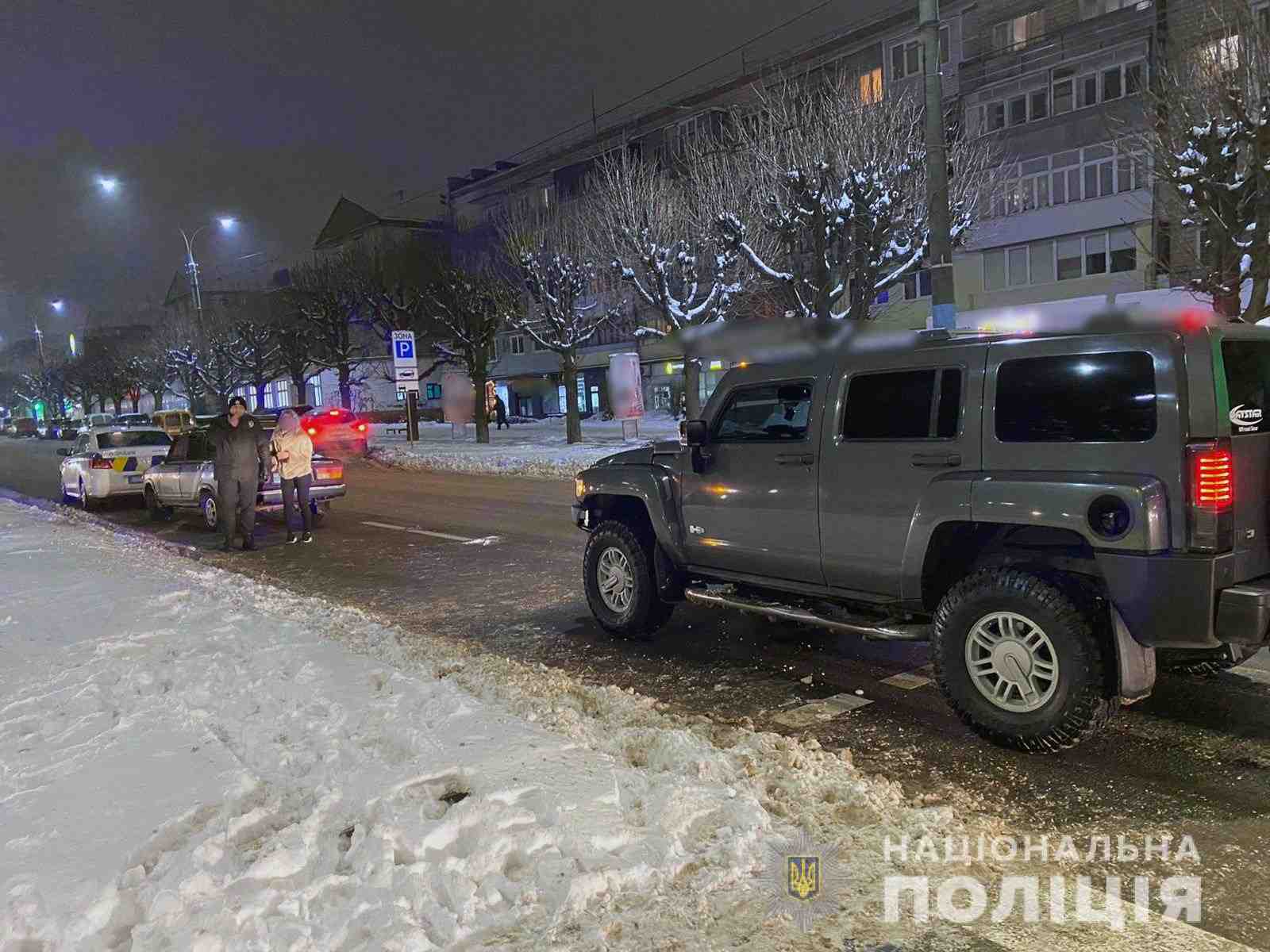 Водій «Hummer» збив на пішохідному переході жінку в Чернівцях (ФОТО)