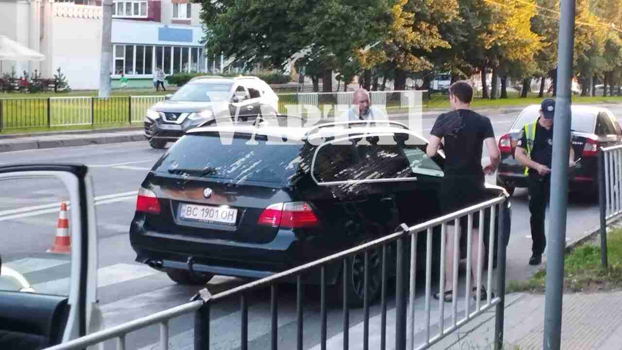 Водій «BMW» збив жінку з дітьми на пішохідному переході: кадри з місця (ФОТО)