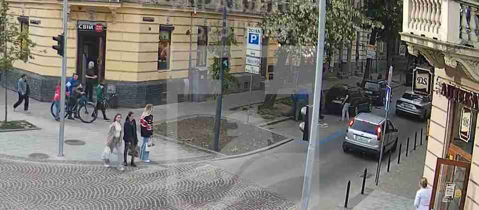 Водій легковика збив пішохода у Львові: камери міста зафіксували момент ДТП (ВІДЕО)