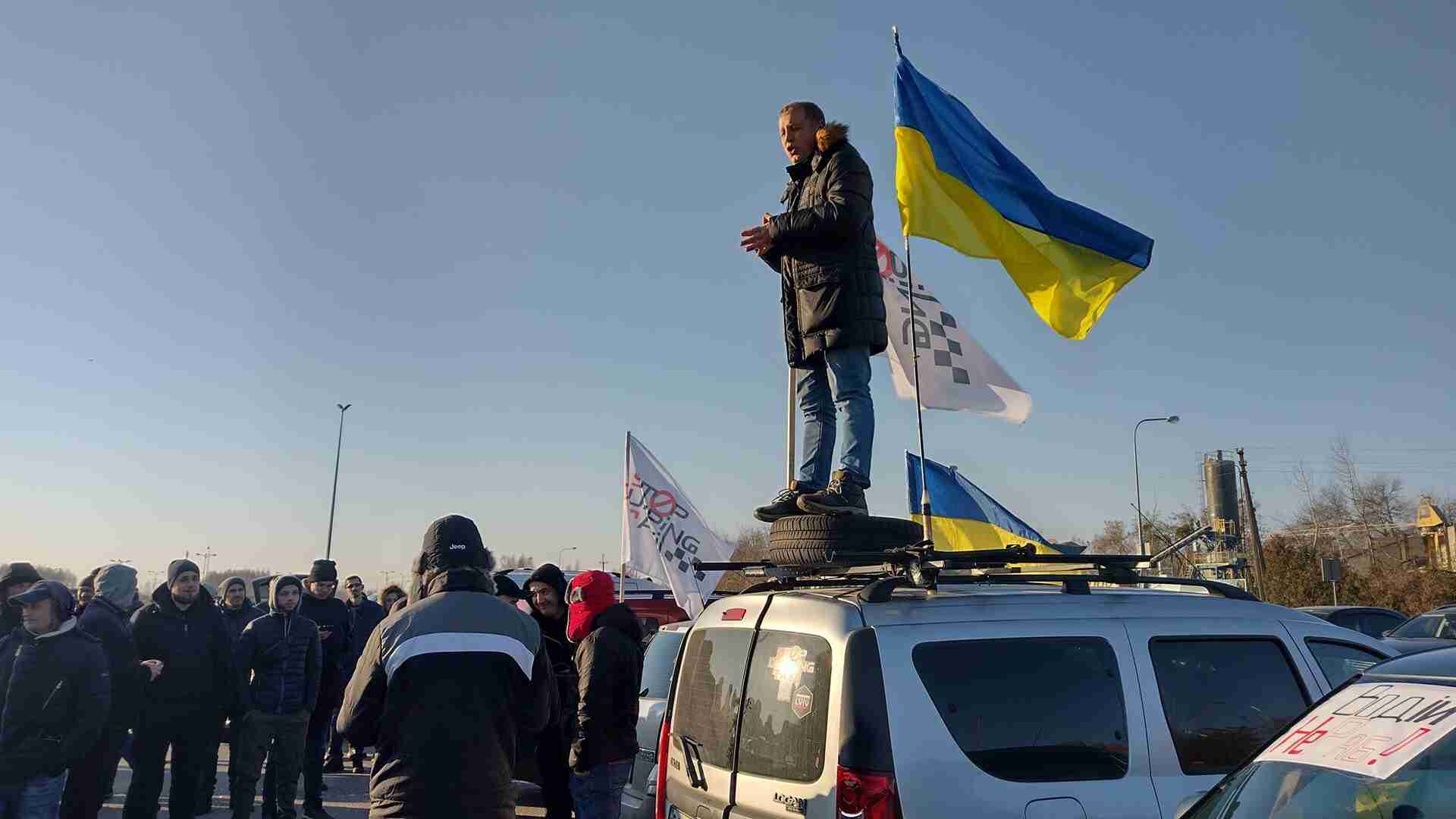 «Водій не раб»: у Львові протестують таксисти (ФОТО)