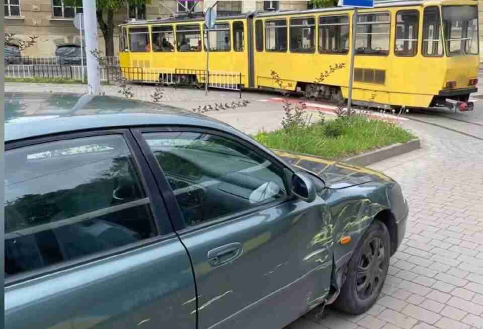 Водій, якого позбавили водійських прав, врізався в трамвай у Львові і втік з місця ДТП (ВІДЕО)