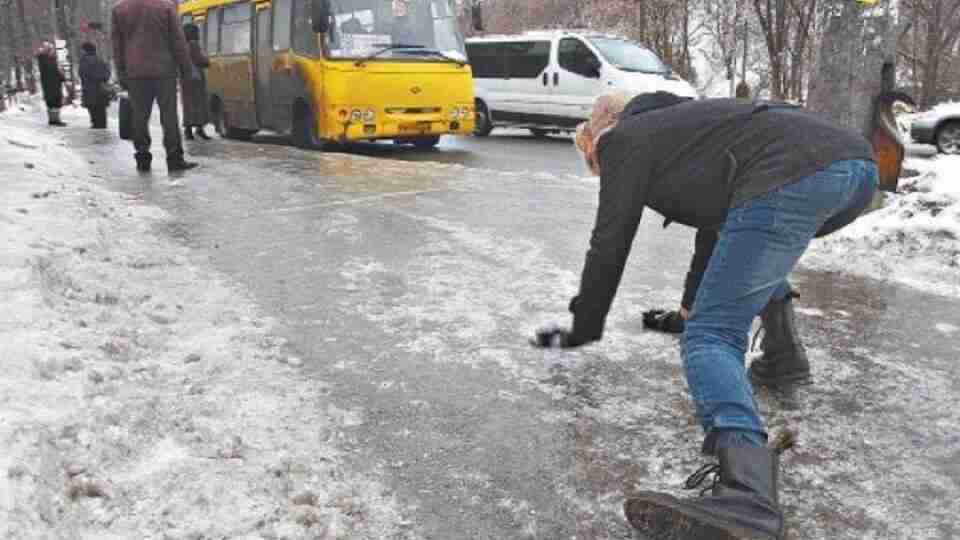 Водіїв і пішоходів попереджають про сильну ожеледицю на дорогах Львова та області