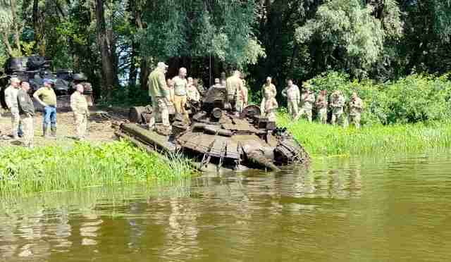 Водолази-сапери витягнули з річки російський танк, який передадуть ЗСУ (ФОТО)