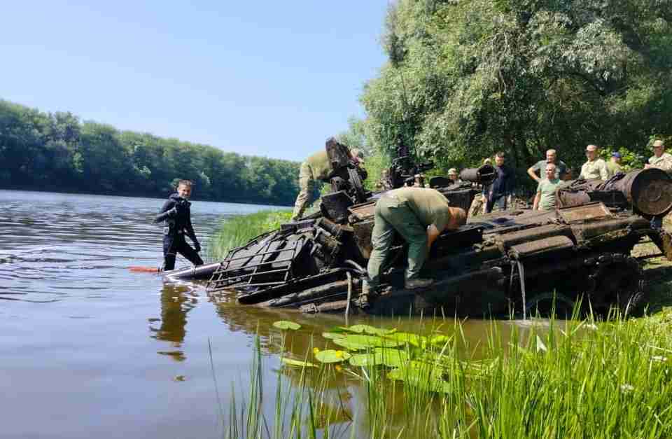 Водолази-сапери витягнули з річки російський танк, який передадуть ЗСУ (ФОТО)