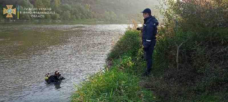 Водолази у Дністрі шукають чоловіка, який зник під час риболовлі (ФОТО)