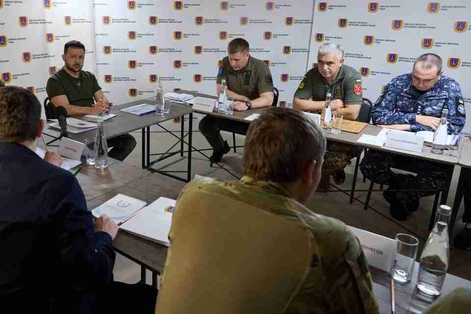 Володимир Зеленський провів нараду щодо ситуації на Одещині (фото)
