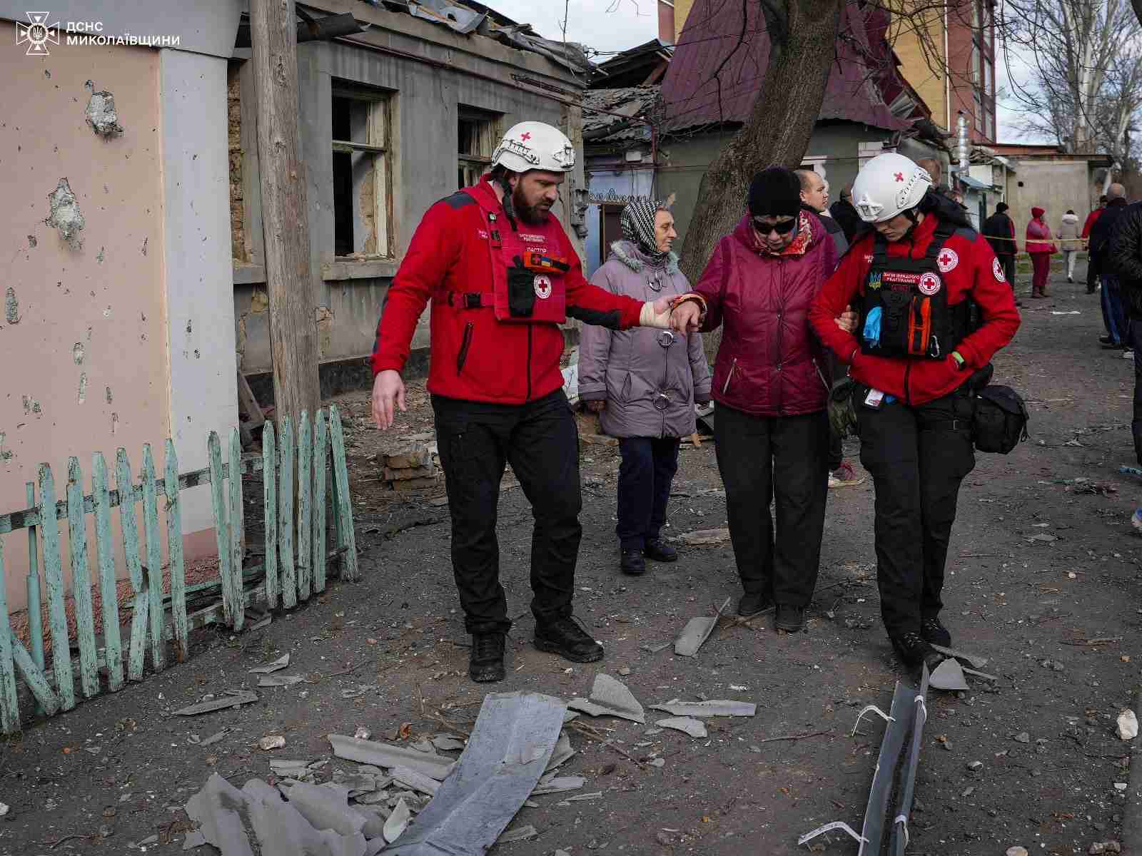 Ворог продовжує терор: рятувальники показали наслідки удару по Миколаєву (ФОТО)