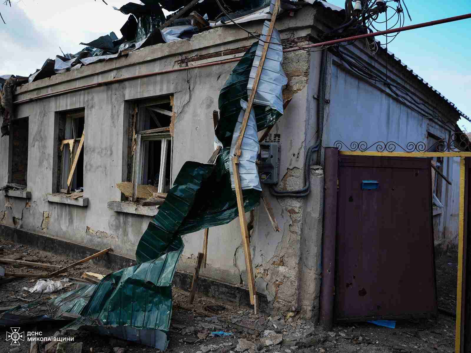 Ворог продовжує терор: рятувальники показали наслідки удару по Миколаєву (ФОТО)