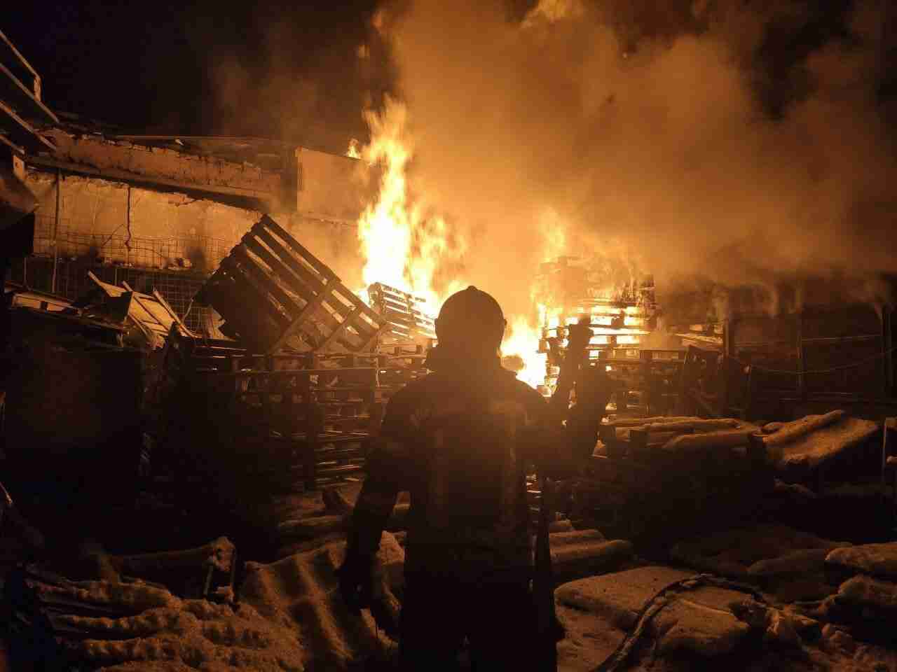 Ворог зі зла гатить по мирному населенню: на Луганщині зруйновані будинки та продуктовий склад (ФОТО)