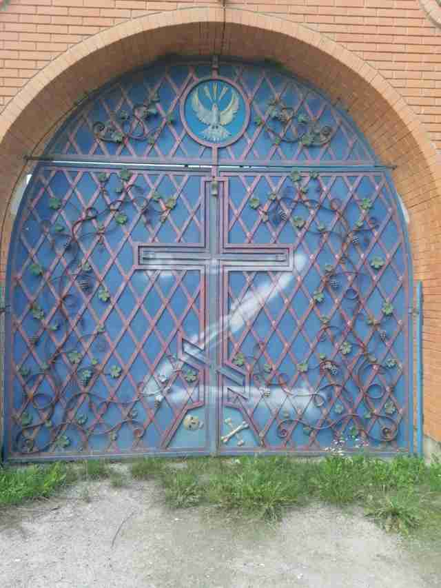 Ворота одного з храмів УПЦ (МП) розписали «Z»-ми (ФОТО)