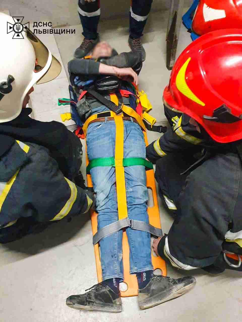 Впав в ліфтову шахту: у Львові рятували чоловіка (ФОТО)