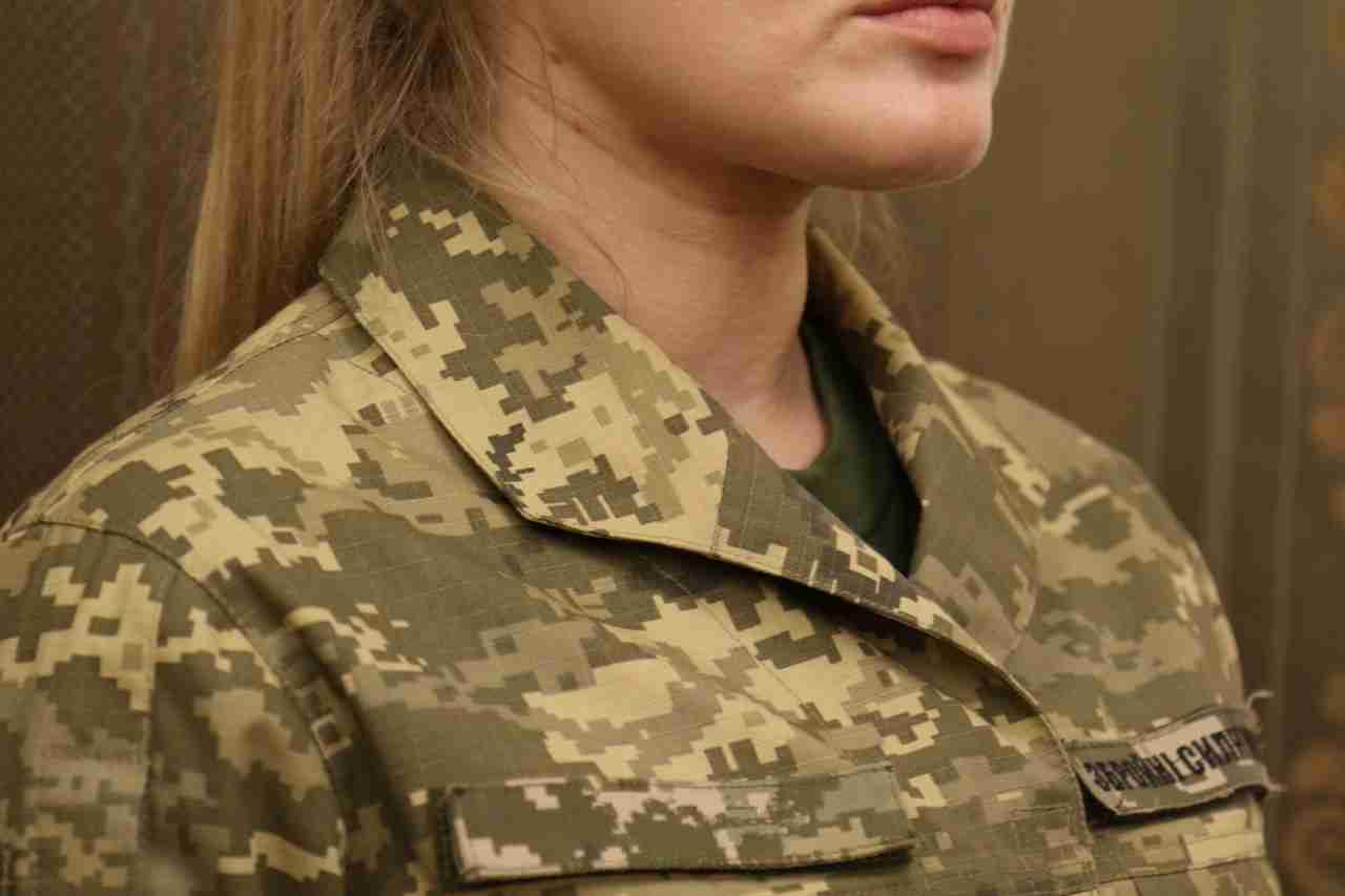 Вперше в історії України у ЗСУ зʼявилась польова форма для жінок: який вона має вигляд (ФОТО)