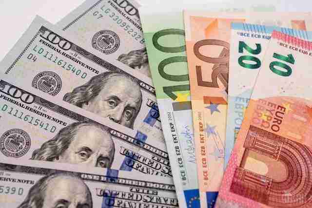Вперше за 20 років: курс євро став дешевшим за курс долара