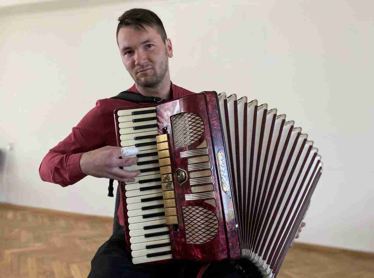 Врятований маестро: львівські хірурги врятували пальці руки молодого вчителя музики (ФОТО)