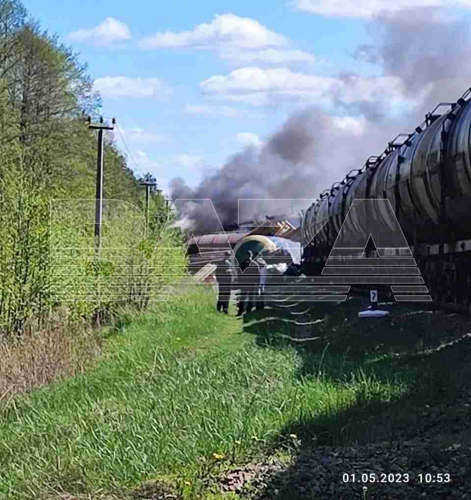 Все горить і димить: в Брянській області зійшов з колії потяг (ФОТО, ВІДЕО)