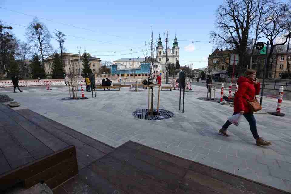 Вуличні меблі та дерева: у Львові показали, який вигляд має транспортний хаб (ФОТО)