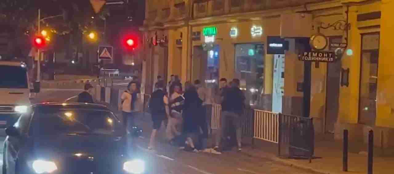 Ввечері у Львові відбулася масова бійка між молодиками (ВІДЕО)