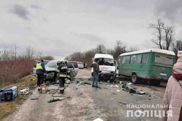 Вилетів на зустрічку: у ДТП з мікроавтобусом померло троє людей на Тернопільщині(фото)