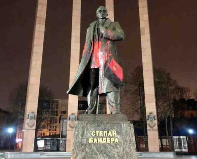Винних розшукували 6 днів: львівські поліціянти знайшли вандалів, що облили фарбою пам’ятник Бандері (фото)